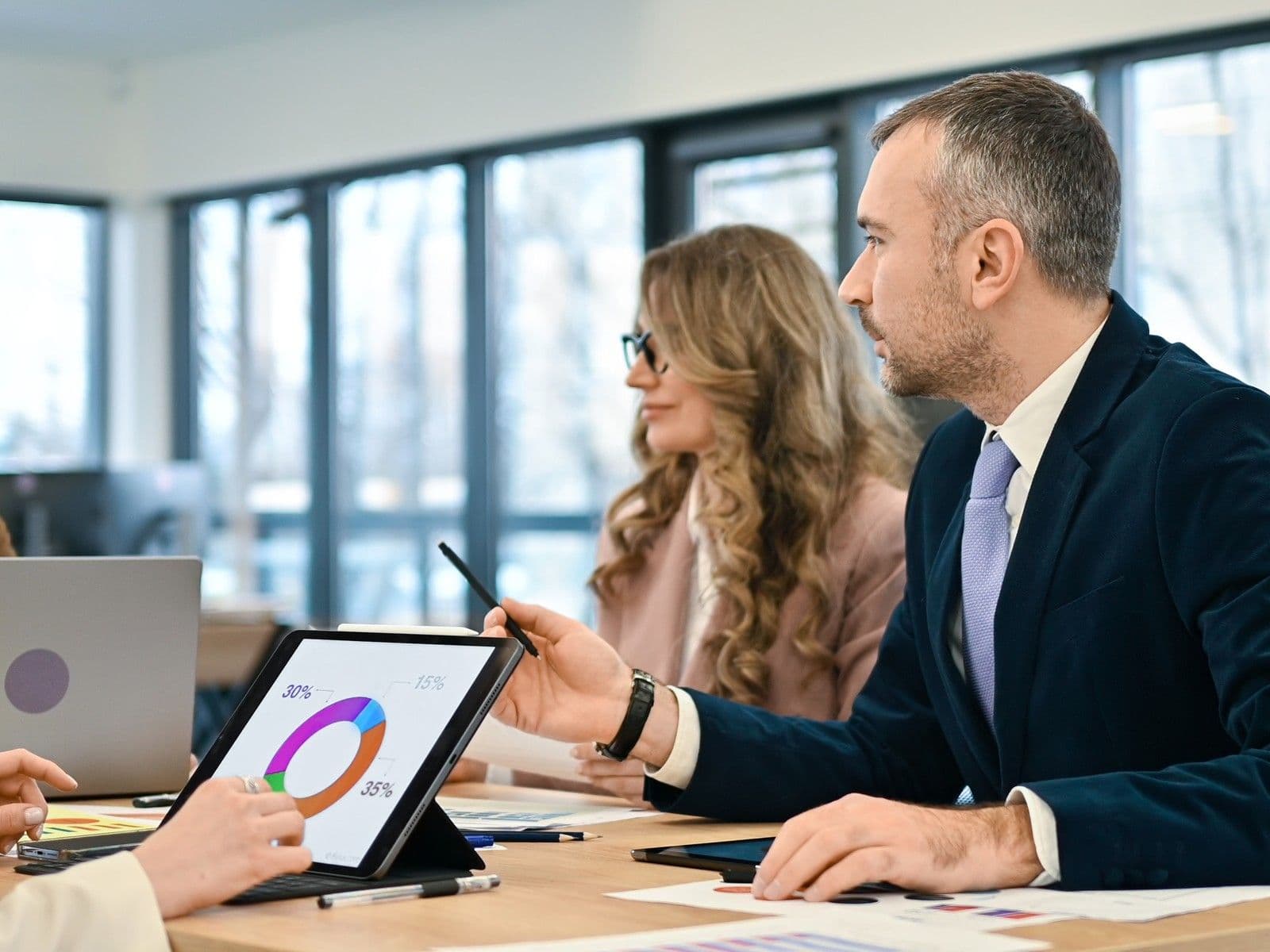 Executives in a UAE quarterly business review comparing KPI results and choosing OKRs to act on